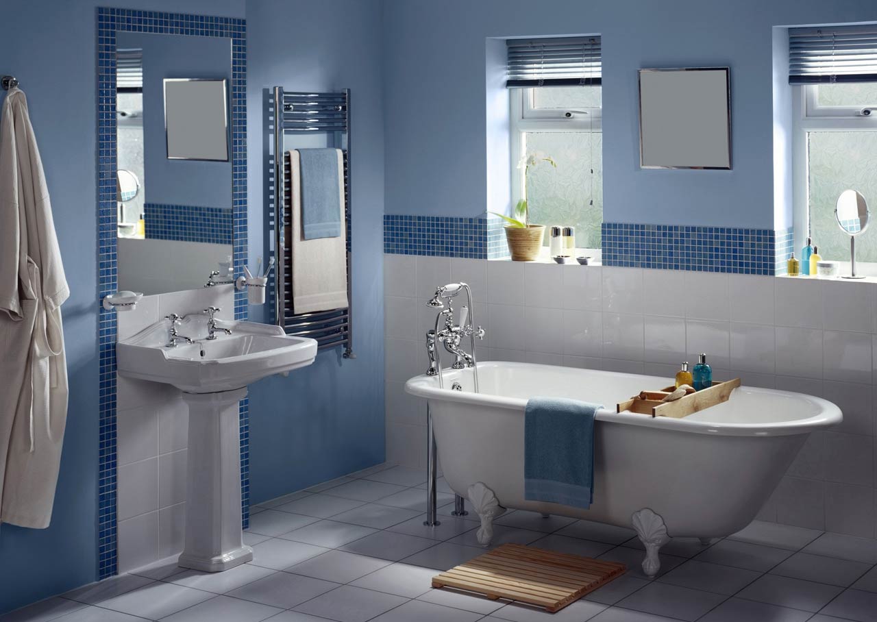 Blaues Badezimmer im skandinavischen Stil
