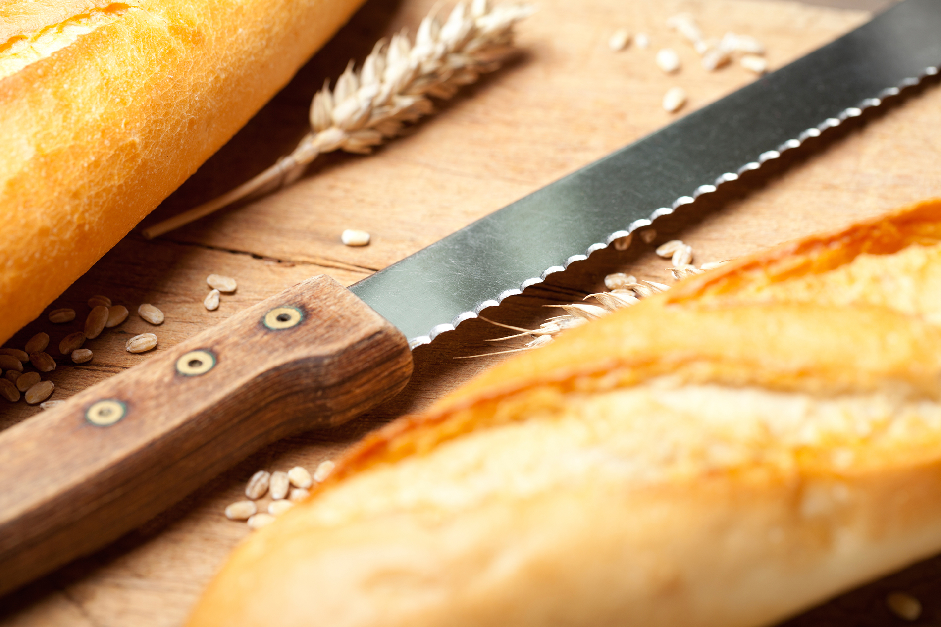 Ein Brotmesser und Baguette