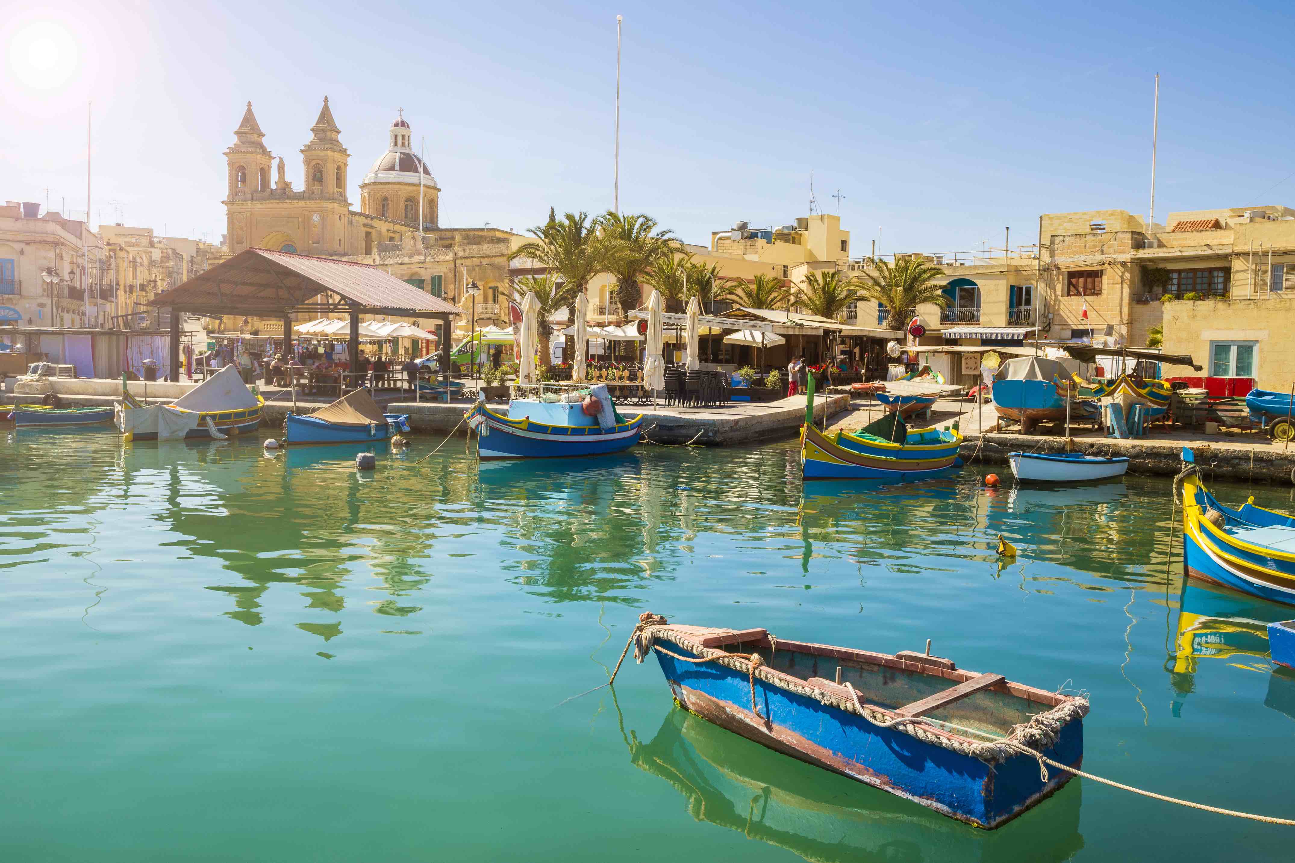Malta, Bucht mit traditionellen Luzzu Fischerbooten