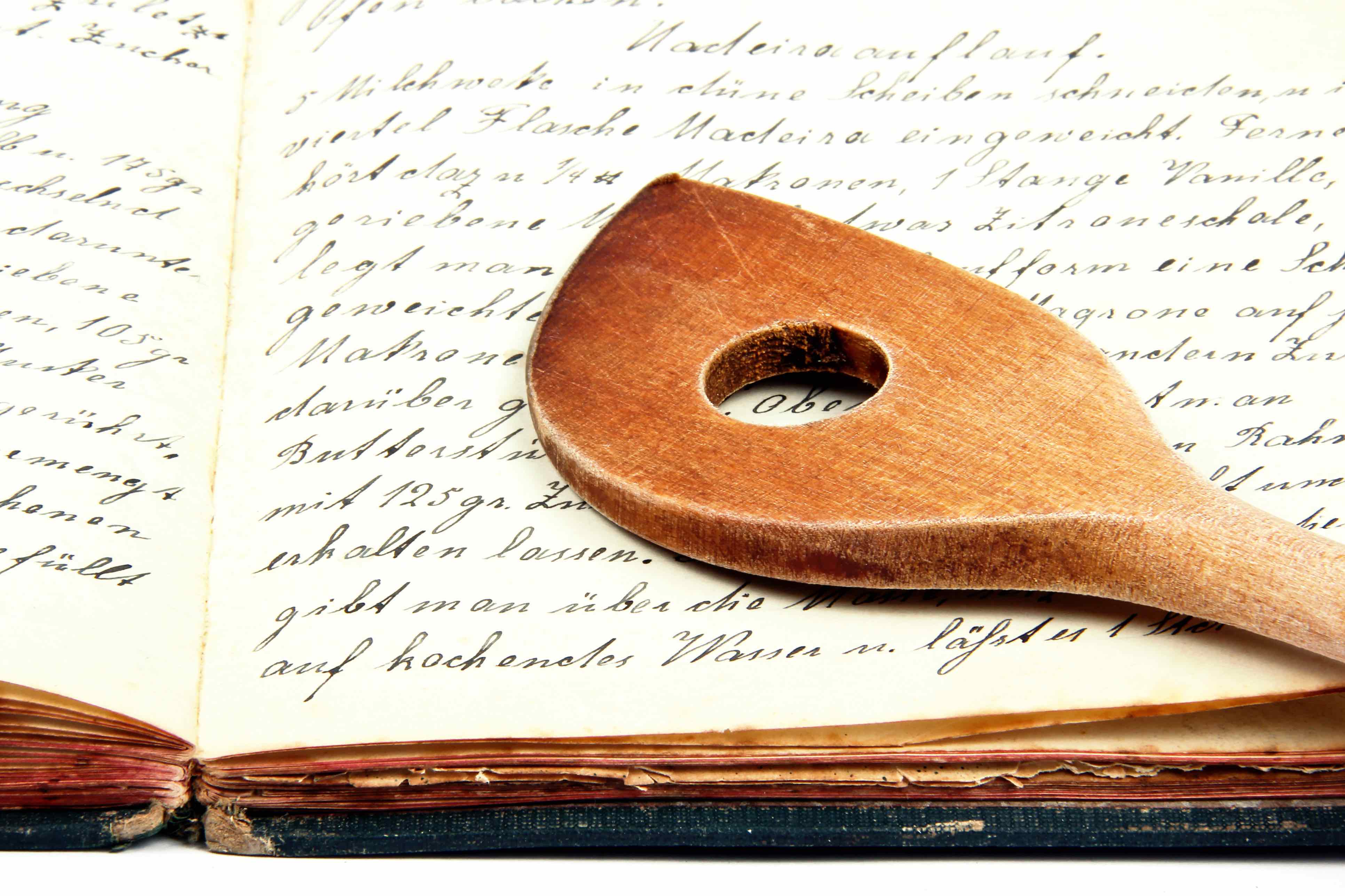 Historisches Kochbuch mit Holz-Kochlöffel