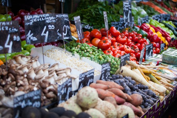 Marktstand mit verschiedenen Gemüsesorten