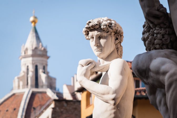 Kopie von Michelangelos David mit den den Dächern von Florenz im Hintergrund.