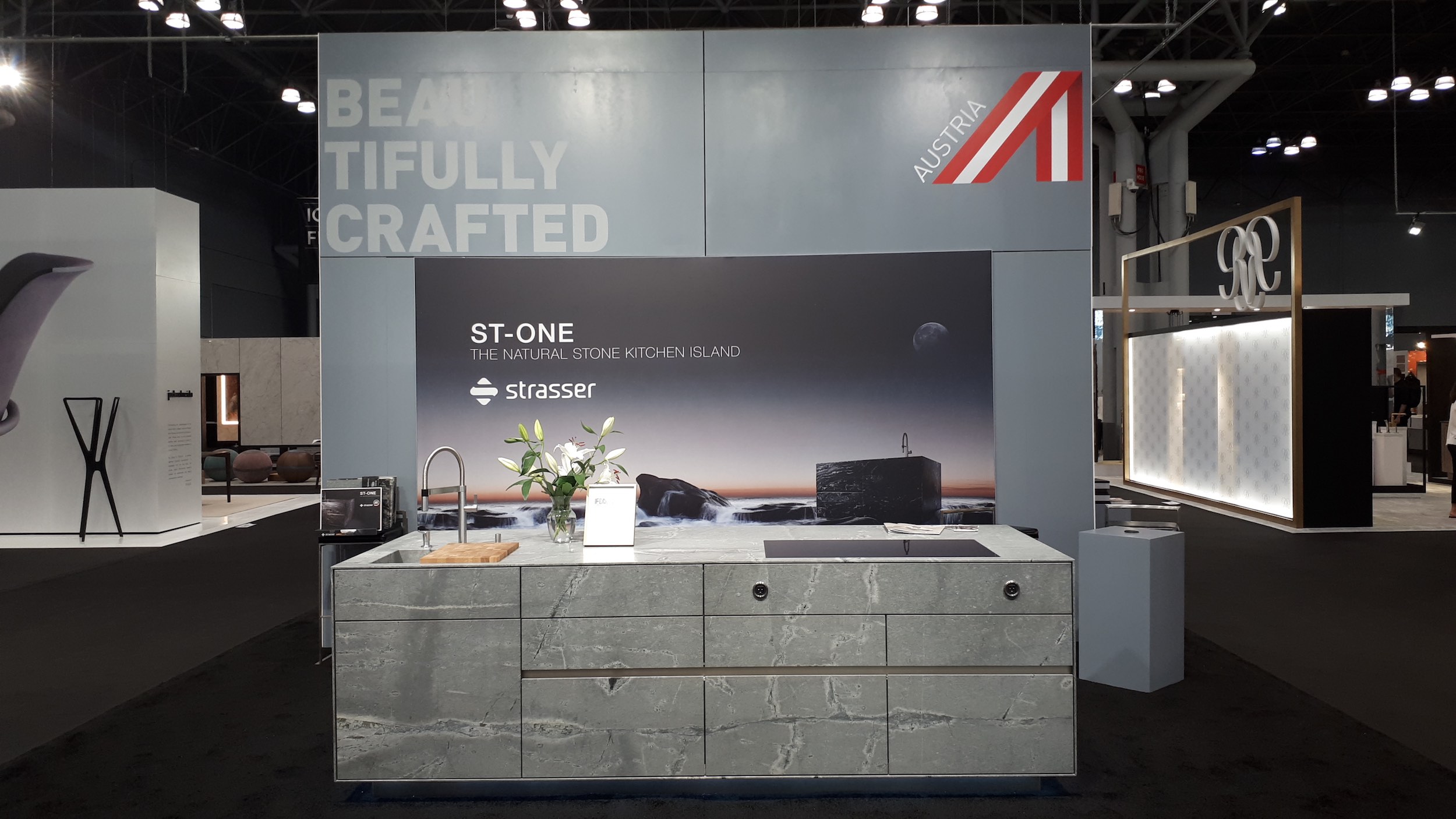 ST-ONE Kücheninsel von STRASSER Steine auf der ICFF 2019 in New York.