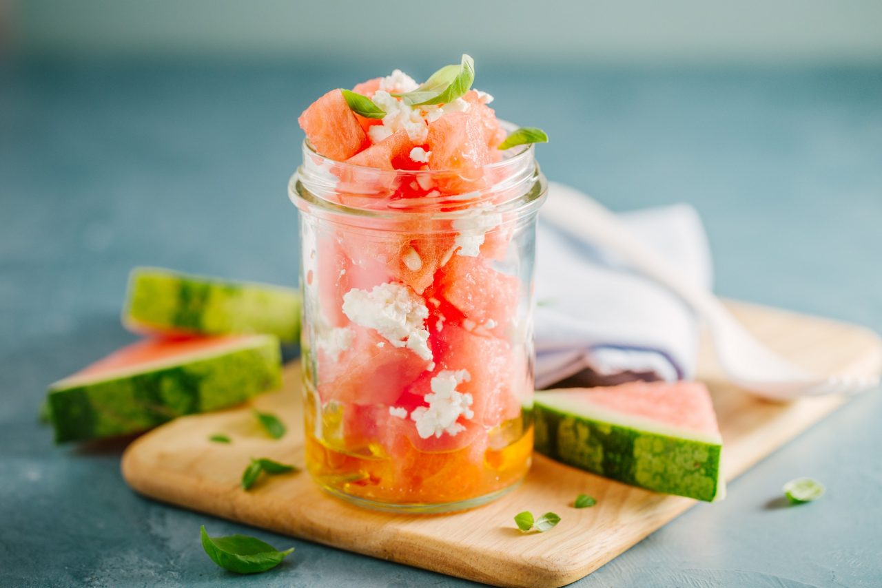 Wassermelonen-Feta-Salat mit Basilikum im Weckglas.