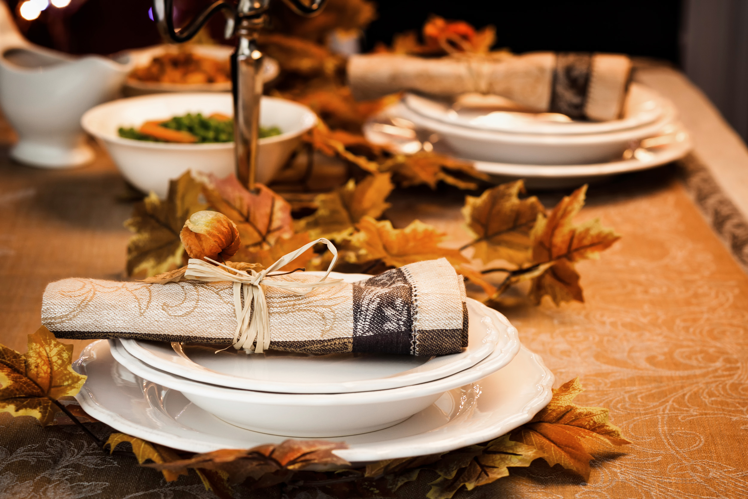 Stilvoll gedeckter Herbst-Tisch