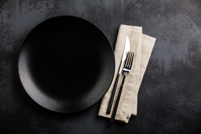 Edles Tischset mit schwarzem Teller und Leinenserviette