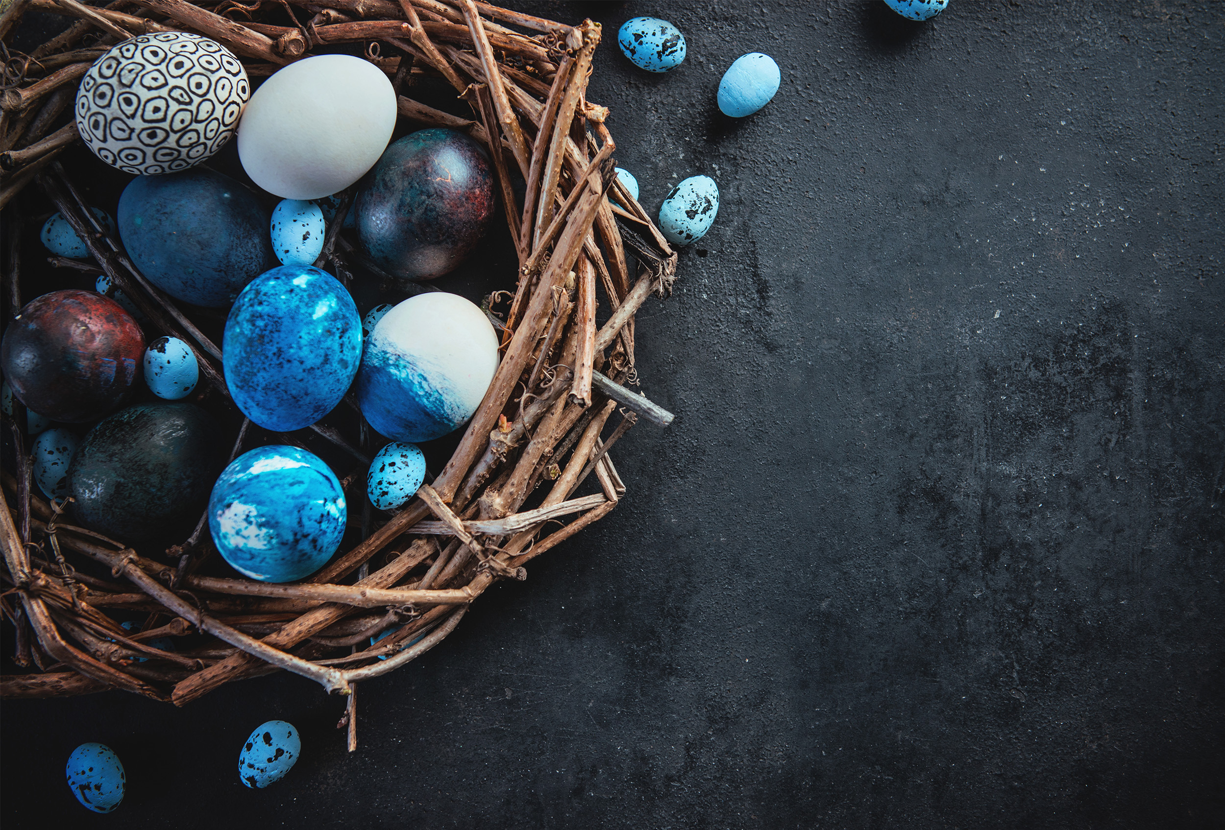 Ostern Eier blau coloriert auf Steinuntergrund