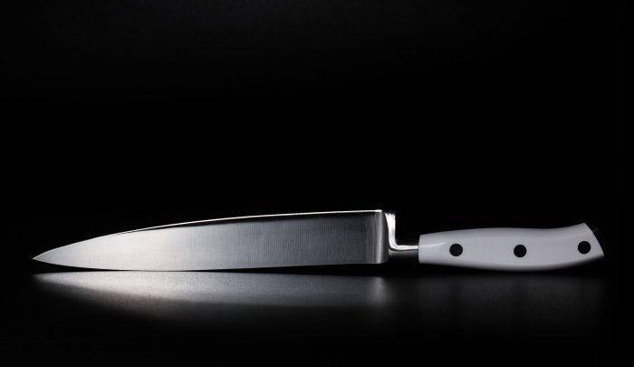 Scharfes Messer mit der Klinge nach oben