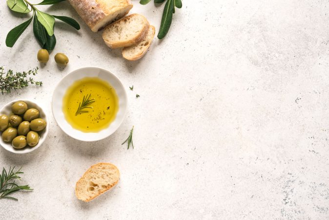 Mediterranes Olivenöl mit Brot