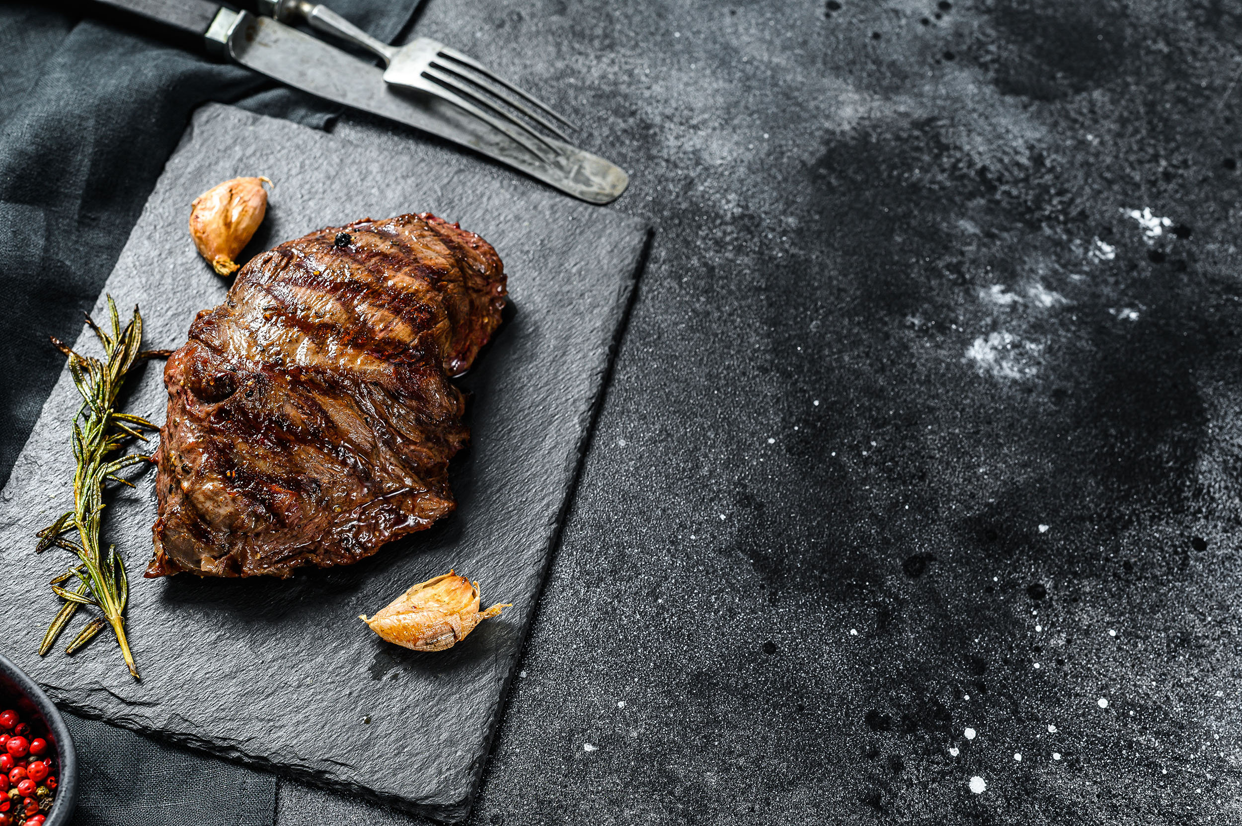 Gegrilltes Steak auf schwarzer Steinplatte