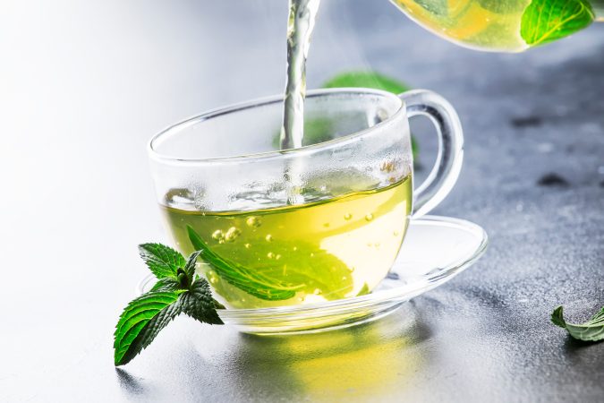 Grüner Tee in einer gläsernen Tasse