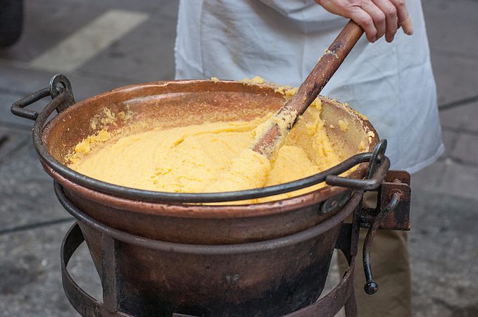 Typische Zubereitung von Polenta in Norditalien